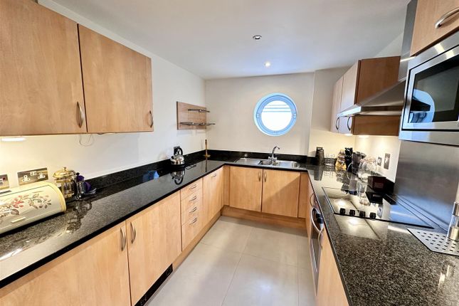 Flat 23, Willow Court, London photo 4