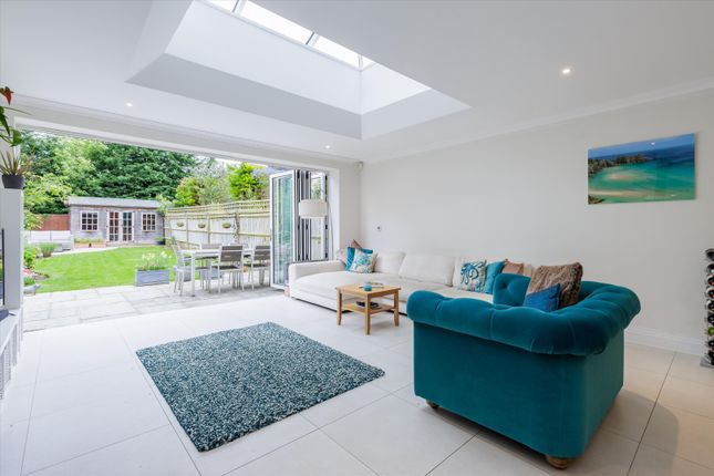 5, Coplestone Chase, Guildford photo 4