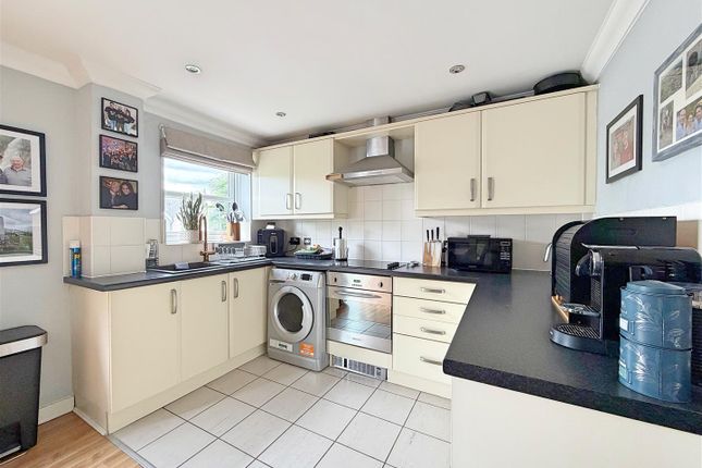 Flat 6, Iron View, Cressing Road, Braintree photo 3