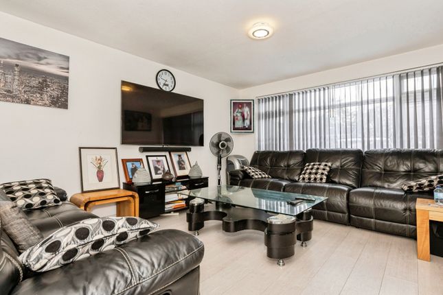 8, Mollands Court, Essex photo 3