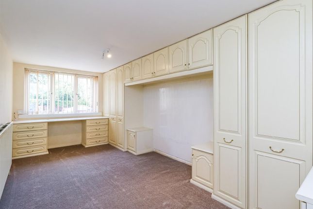 Flat to rent in South Drive, Wakefield