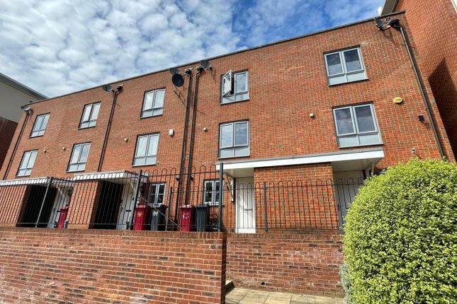Thumbnail Terraced house to rent in Curzon Street, Reading, Berkshire