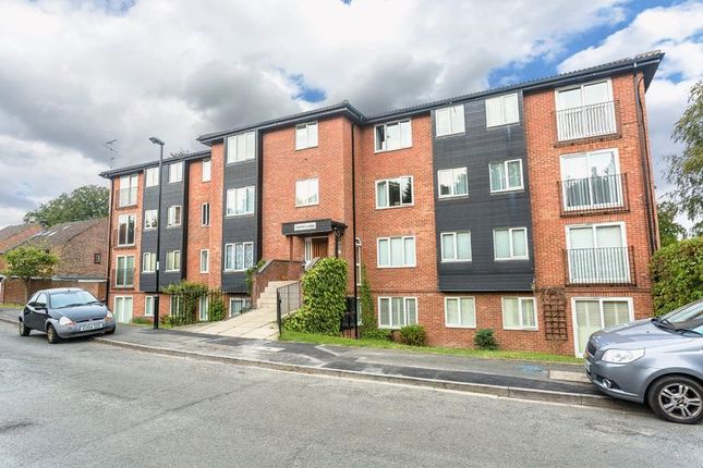 Thumbnail Flat to rent in Oakhill Lodge, Reedham Drive, Purley