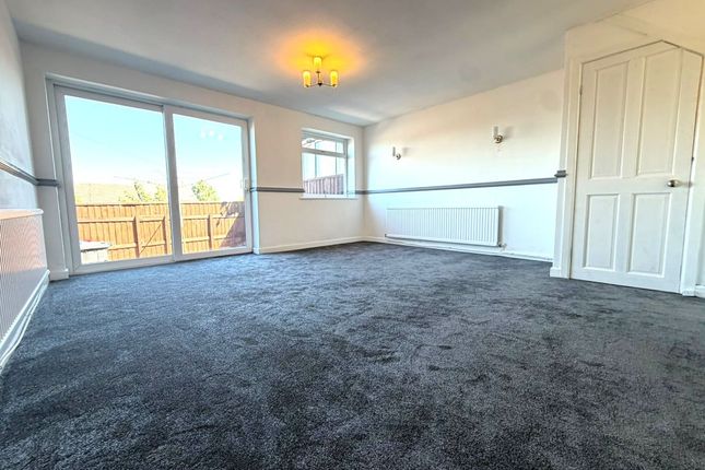 4 Hillside Close, Blackburn photo 2