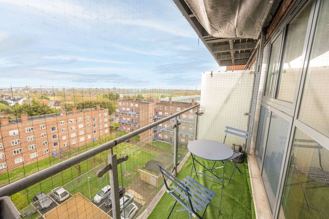 Flat to rent in Donnington Court, Willesden, London