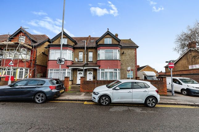 Flat for sale in Dunstable Road, Luton, Bedfordshire
