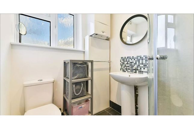 Flat 44/Merton Mansions, Bushey Road, London photo 3