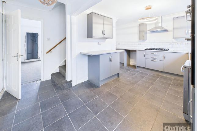 4, Plashetts, Basildon photo 2