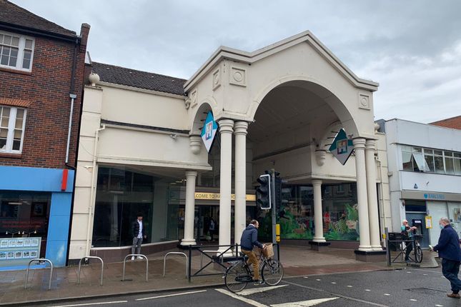 Retail premises to let in The Hart Centre, Fleet