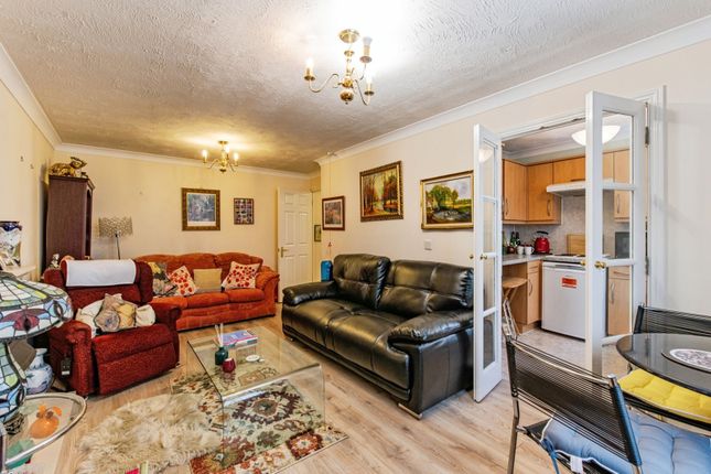 Flat 21, Bentley Court,, Whitburn Road, London photo 3