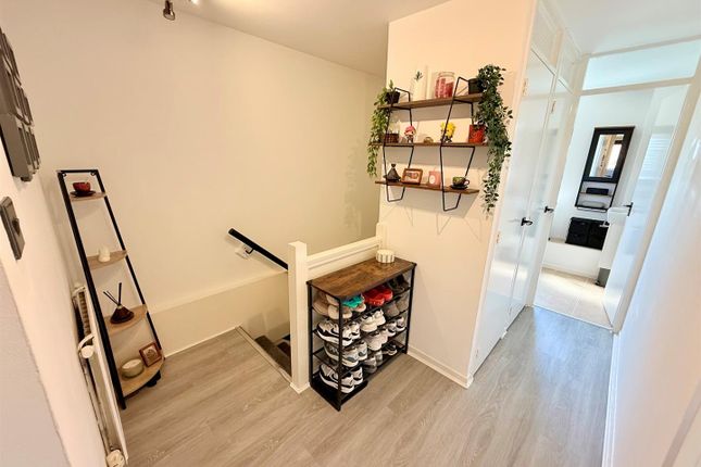 4, Navestock Close, London photo 3