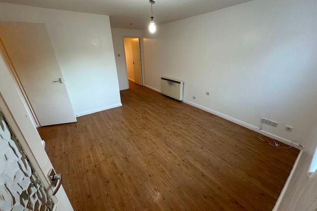 Thumbnail Flat for sale in Nicholas Close, Greenford