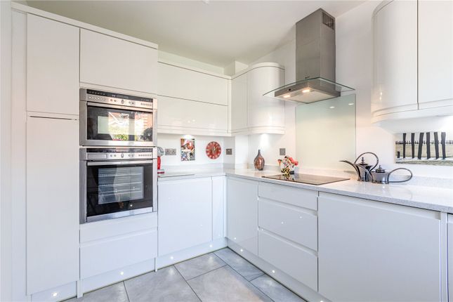 8, Crown Rise, Surrey photo 3