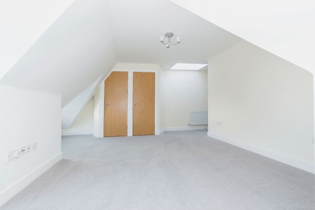 Flat to rent in High Street, Iver