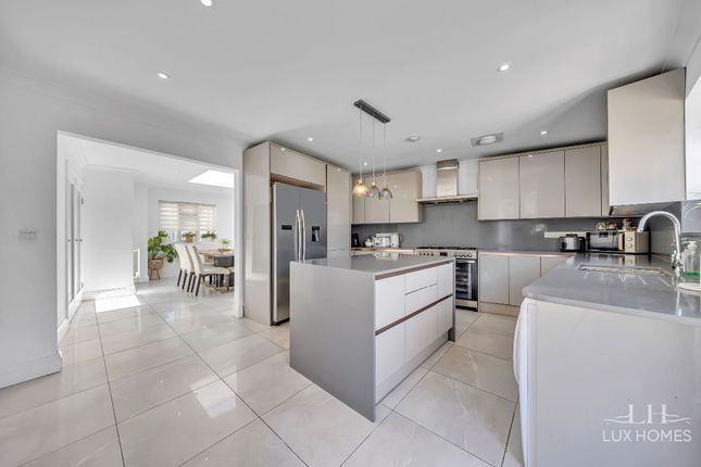 44 Seabrook Gardens, Romford photo 4