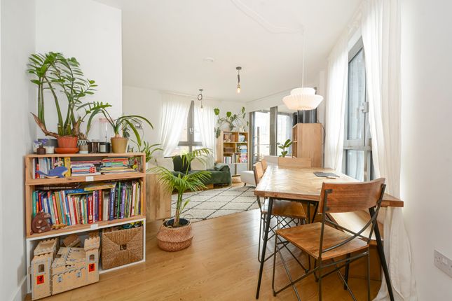 5 Avebury Court, Debnams Road, London photo 2