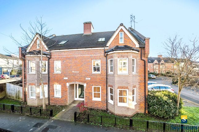 Flat for sale in Guildford, Surrey