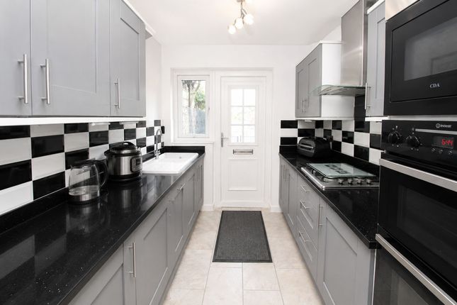 4 Caldicott Close, Todmorden photo 3