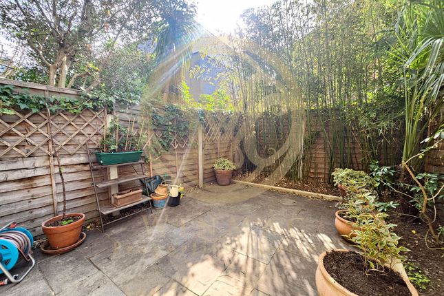 Flat 126 Royal Oak Court, London photo 5