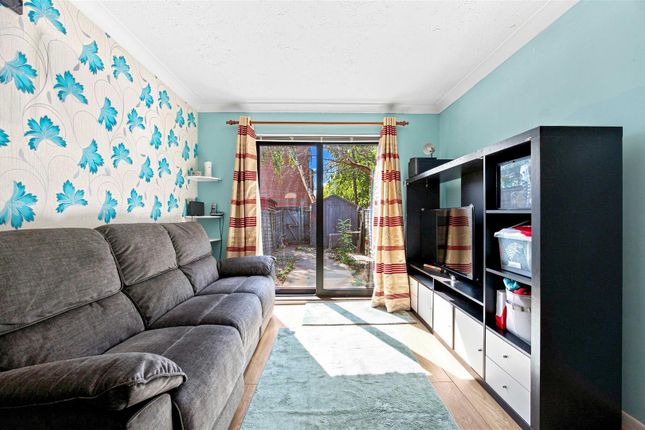 9, Robins Close, Uxbridge photo 4