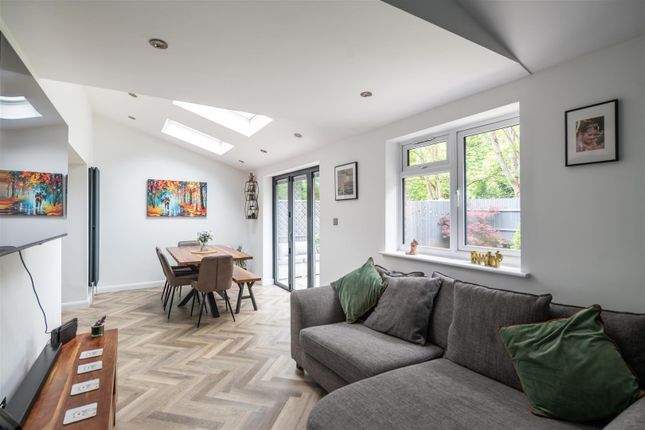 8, The Fieldings, Horley photo 4