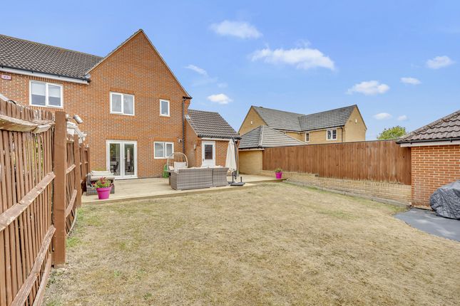 22, Litten Close, Collier Row photo 4