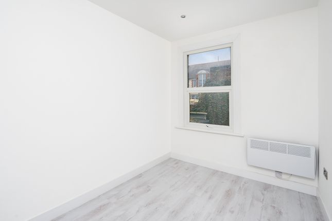 Flat to rent in Oulton Road, Tottenham