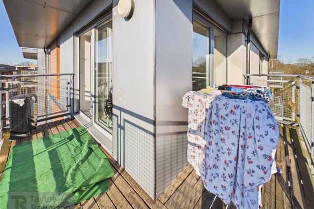 80 Page Court, Commonwealth Drive, Crawley photo 4