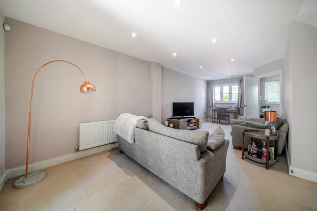 6, Marsh Close, Surrey photo 2