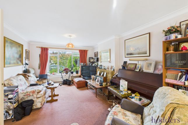 56, Little Green Lane, Chertsey photo 4