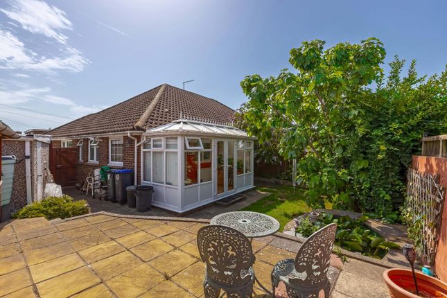 17, Greenoaks, Lancing photo 2