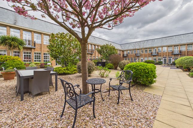 12 The Water Gardens, High Wycombe photo 2
