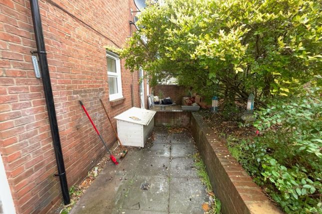 13, Queens Court, Berks photo 5