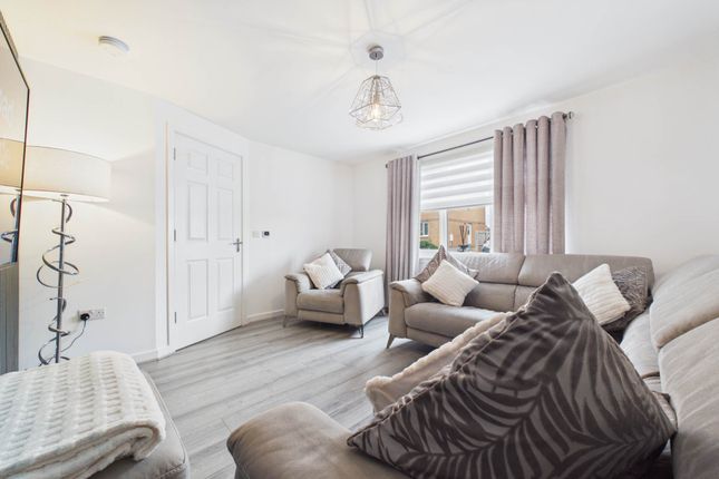 44, Sinclair Place, Carluke photo 4