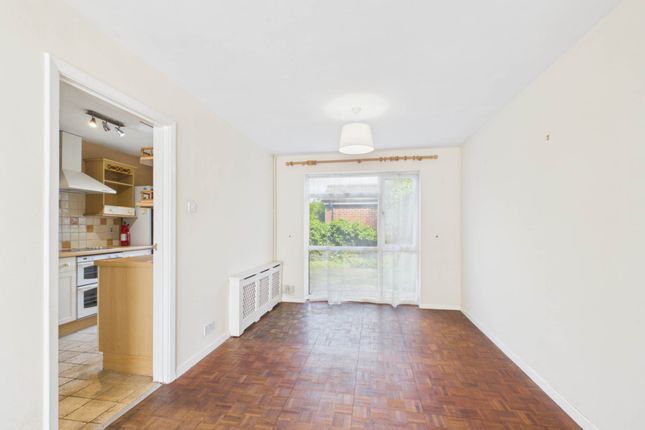 5, Chiltern Close, Aylesbury photo 3