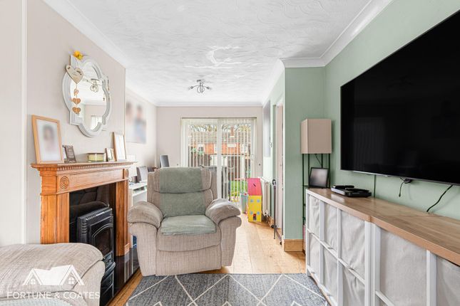 37, Hollyfield, Harlow photo 4