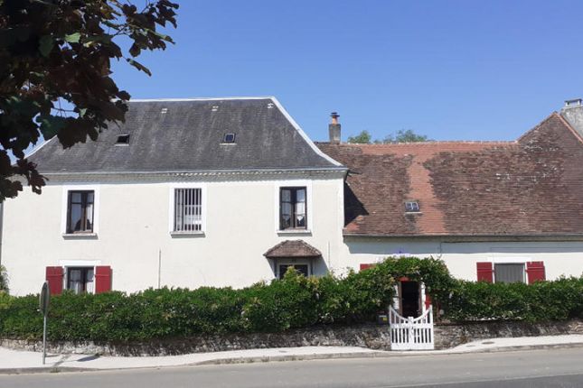 Maisonette for sale in Saint-Priest-Les-Fougères, Dordogne, France - 24450