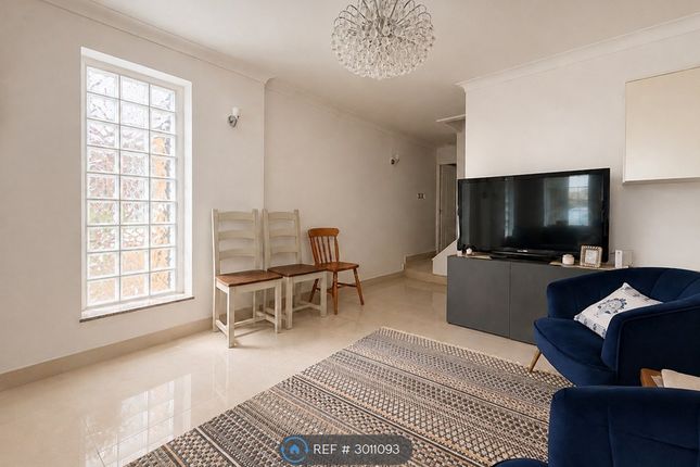 Bannister Close, Greenford photo 3