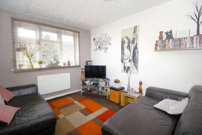 46 Leston Close, Rainham photo 4