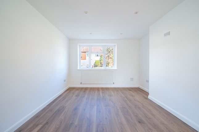 25 Seymour Gardens, Ruislip photo 4
