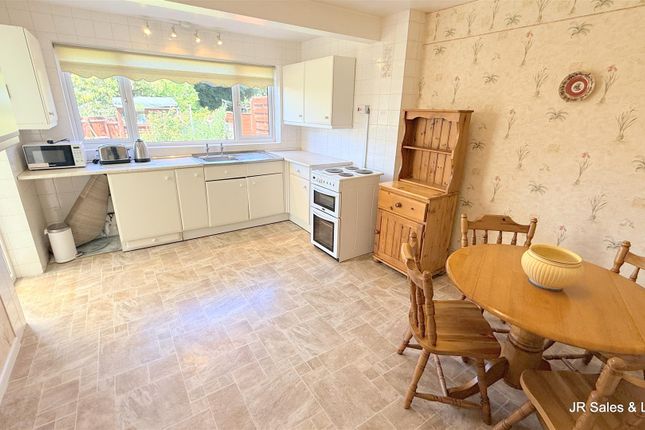 16, Moorhurst Avenue, Waltham Cross photo 4