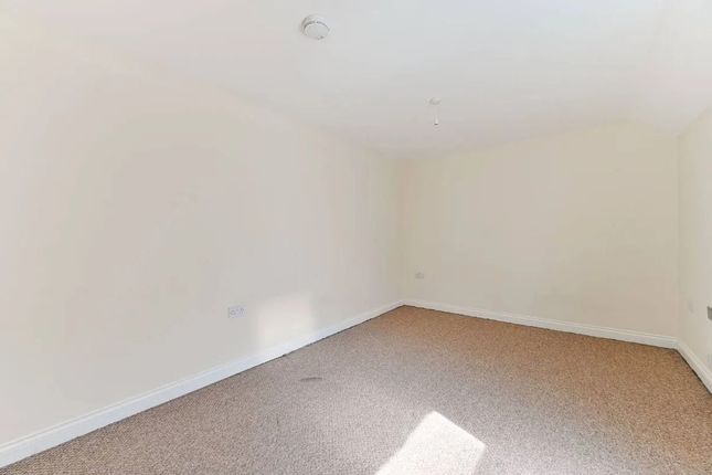 Flat 3, 7 Lower Road, Sutton photo 5