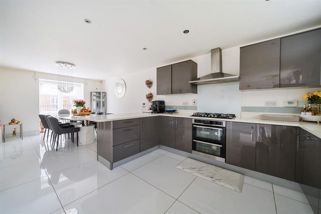 85, Greensleeves Drive, Aylesbury photo 4