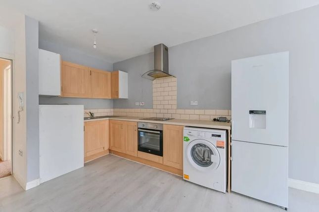 Flat 3, 7 Lower Road, Sutton photo 4
