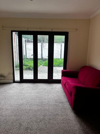 Flat to rent in Whitchurch Gardens, Edgware