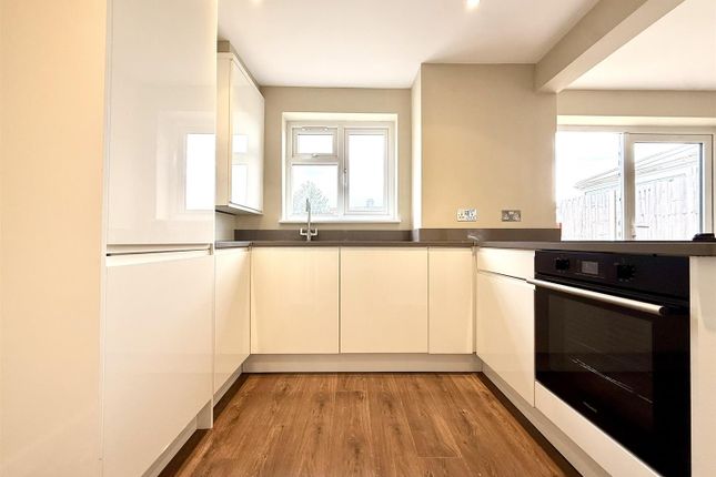 44, Petten Grove, Orpington photo 4