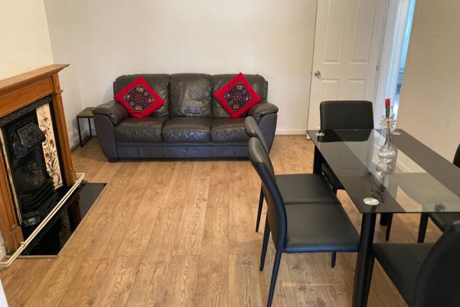 Very Near Maple Grove Area, Ealing photo 2