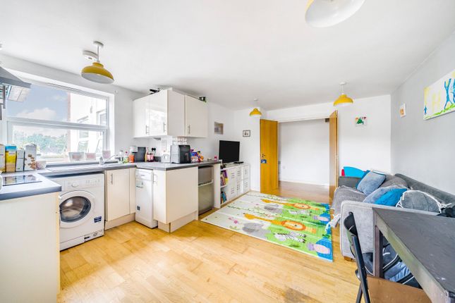 Flat 3 Century House, 23, Rosemount Avenue, West Byfleet photo 4