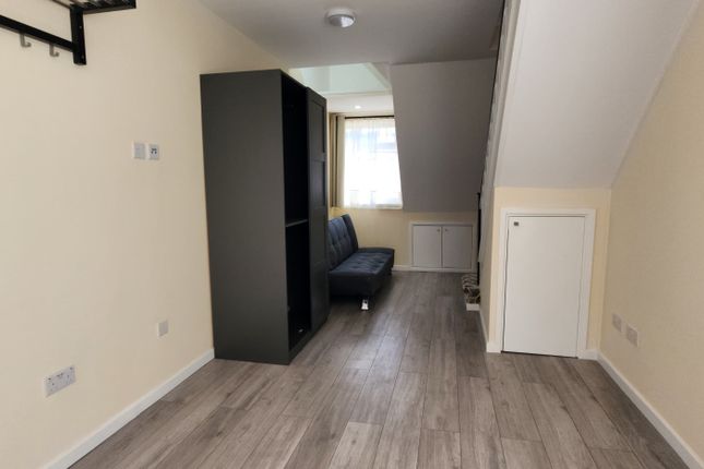 Flat to rent in Manor Drive, Wembley