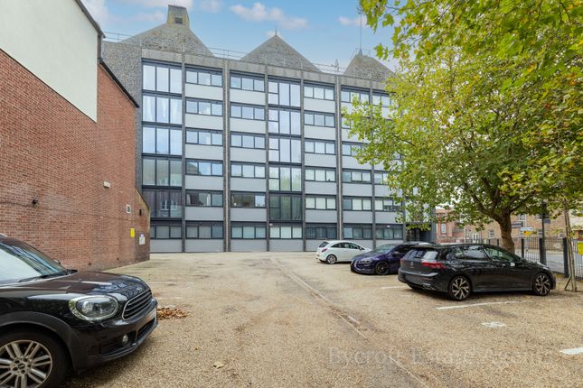2-bed flat on Yarmouth Way, Great Yarmouth, £130,000